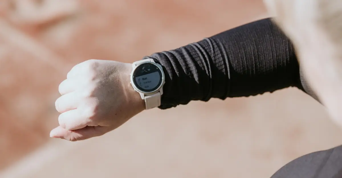 Female runner using RPE to judge running intensity during an outdoor run